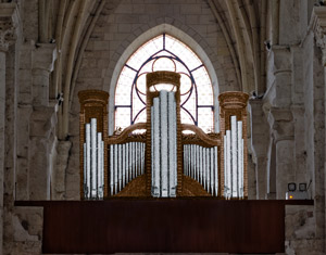 L'orgue et sa montre installés à la tribune de l'église Saint-Pierre d'Aivvault