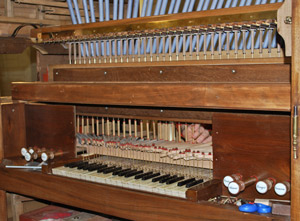 Remontage de l'orgue d'Airvault. Raccordement du clavier manuel aux soupapes