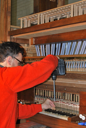 Remontage de l'orgue d'Airvault. Raccordement du clavier manuel.