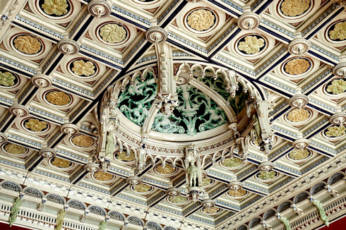 Détail du plafond en céramique