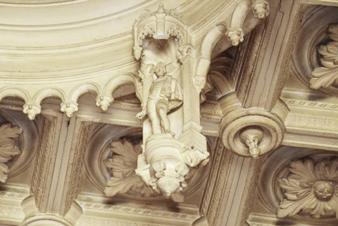 Statuette, détail du plafond