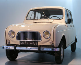 Vue générale de la Renault 4L du musée Auto Moto Vélo