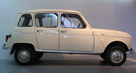 Vue de côté de la Renault 4L du musée Auto Moto Vélo.