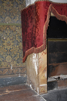 Détail de la chambre des aïeules, vue de détail du papier peint et du manteau de la cheminée