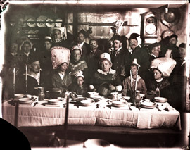 Photographie de groupe prise lors de la fête saintongeaise à l'intérieur de la salle