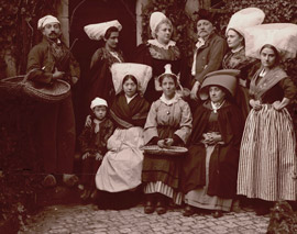 Photographie de groupe prise lors de la fête saintongeaise à l'extérieur de la salle