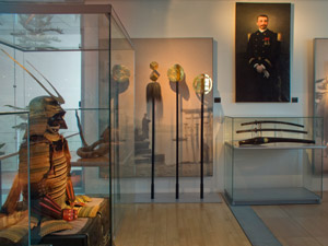 Présentation des objets japonais collectés par Pierre Loti au musée d'Art et d'Histoire de Rochefort