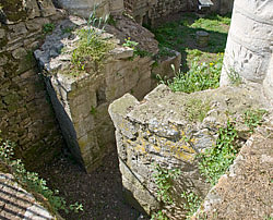 Vue de l'ancien escalier de la crypte
