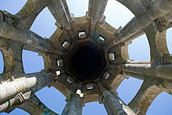 Vue de la tour lanterne depuis sa base