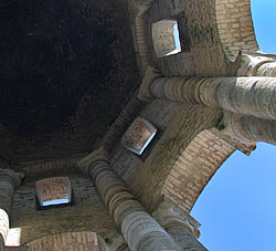 Vue de la tour lanterne depuis sa base