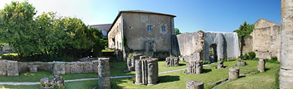 Panorama  des ruines de l'abbatiale de Charroux