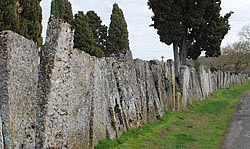 La clôture constituée de tombes