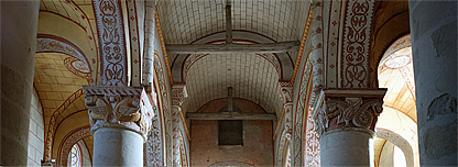 Vue de la voûte de la nef de l'église de Civaux
