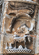 Un homme assis, déchaussé, au dessus le symbole des Poissons
