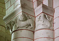 Chapiteaus figurant des lions et des dragons