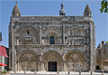 Vue de la façade de l'église Saint-Nicolas de Civray