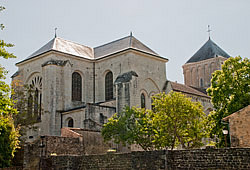 Vue du chevet de l'église de Nouaillé Maupertuis