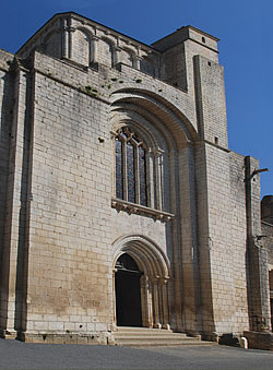 Façade occidentale de l'église abattiale de Nouaillé-Maupertuis