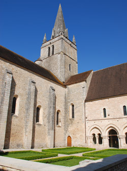 Vue du cloître et du bâtiment conventuel de l'abbaye de Saint -Benoît